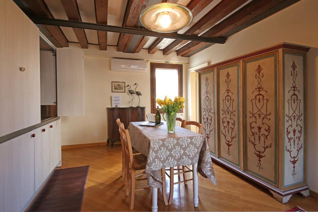 Inside Palazzo Foscarini Appartement *